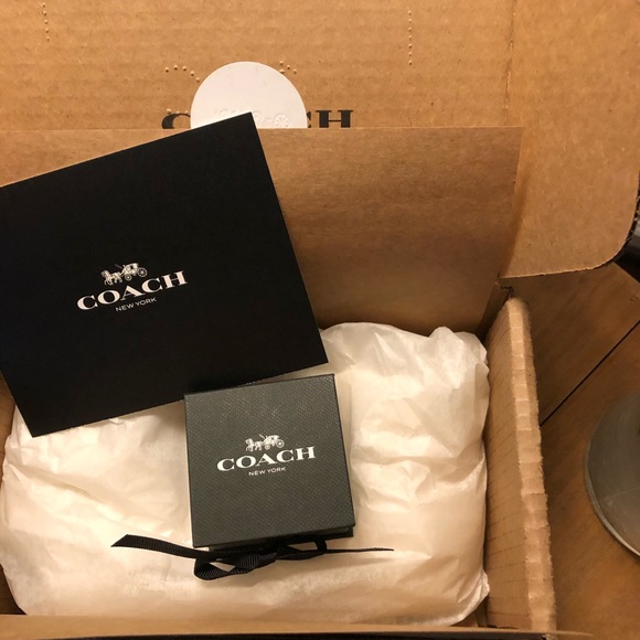 COACH SIGNATURE CRYSTAL CLUSTER STUD EARRINGS. - Picture 4 of 5